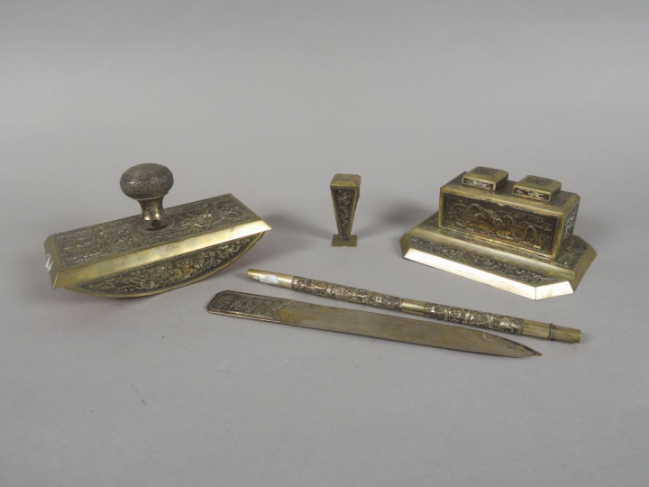 Nécessaire de bureau comprenant un buvard, un encrier, un porte-plume,