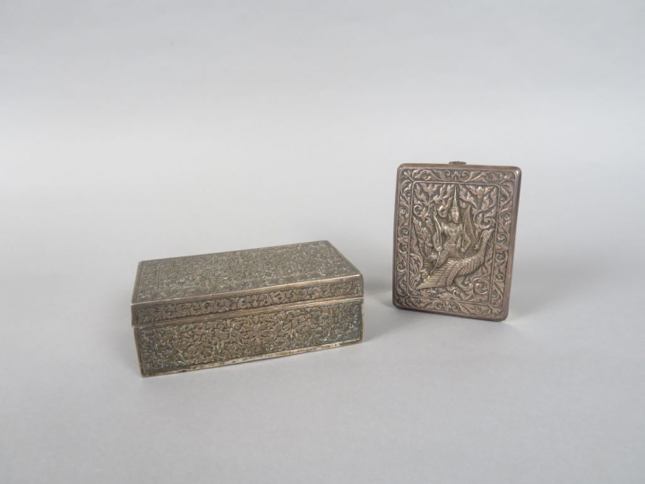 Lot comprenant :  - un coffret en argent repoussé, décor de fleurs de 