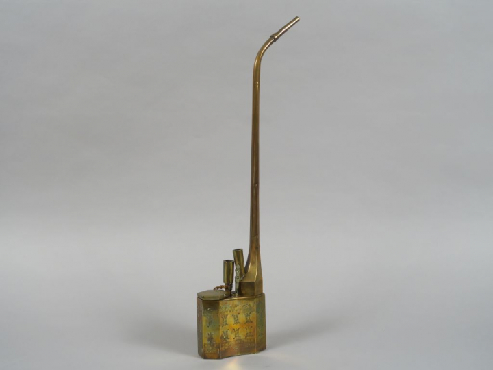 Pipe à eau en cuivre, à décor de caractères de longévité. Indochine, v