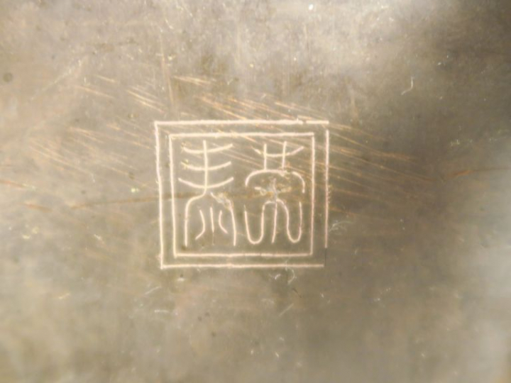 Garniture en bronze niellé d'argent et d'émaux polychromes comprenant 