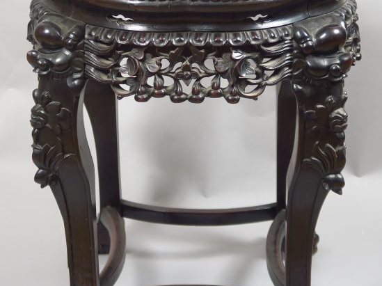 Guéridon en bois de rose à bord polylobé, reposant sur des pieds griff