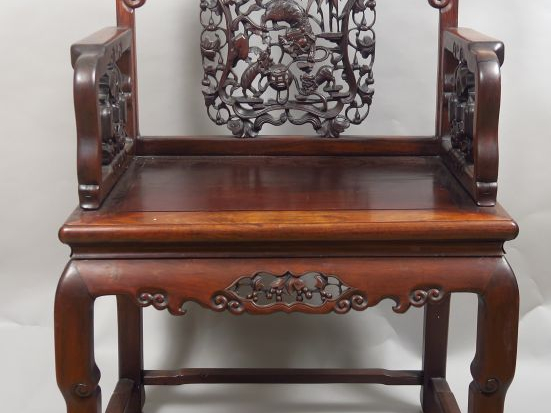 Fauteuil en bois de rose à dossier ajouré, décoré de lions bouddhiques