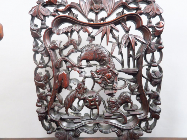 Fauteuil en bois de rose à dossier ajouré, décoré de lions bouddhiques