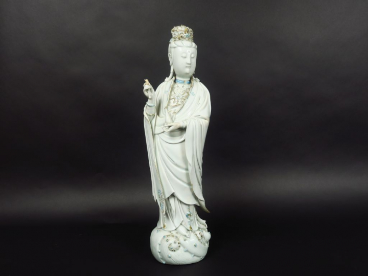 Grand sujet en porcelaine blanc-de-Chine et rehauts de polychromie rep