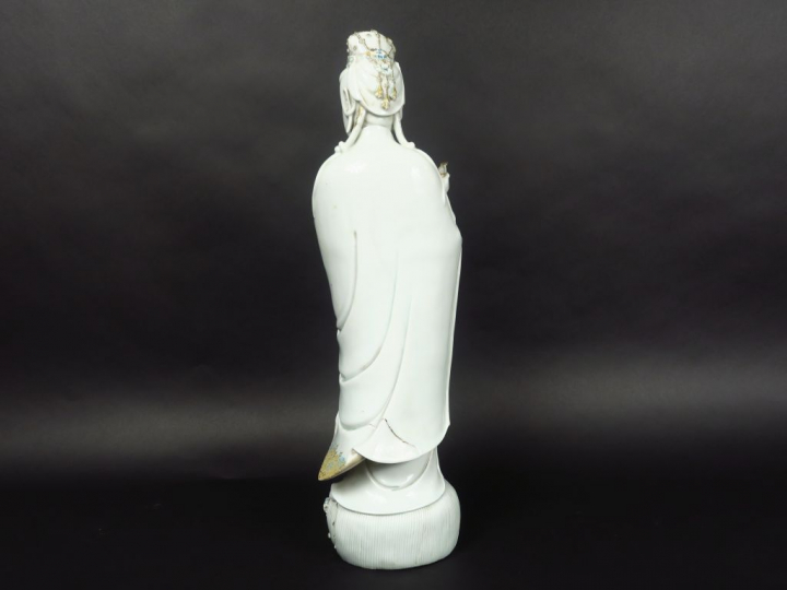 Grand sujet en porcelaine blanc-de-Chine et rehauts de polychromie rep