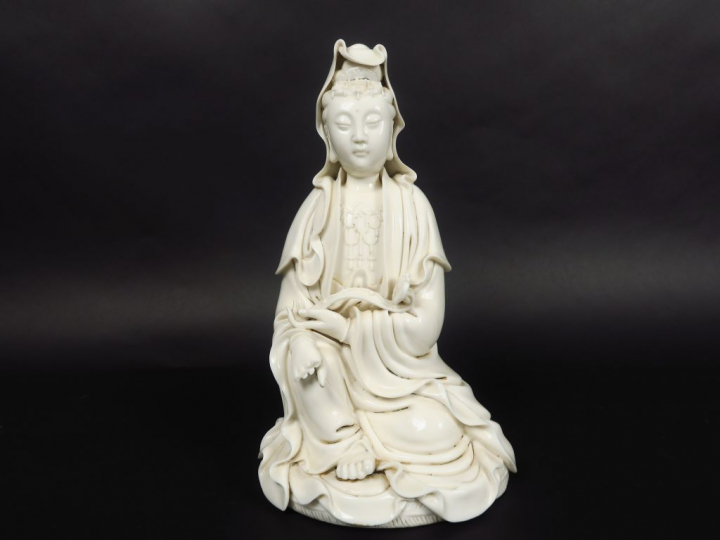 Sujet en porcelaine blanc-de-Chine représentant la déesse Guanyin assi