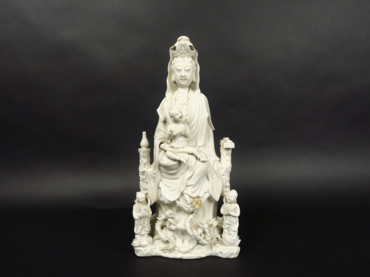 Sujet en porcelaine blanc-de-Chine représentant la déesse Guanyin assi