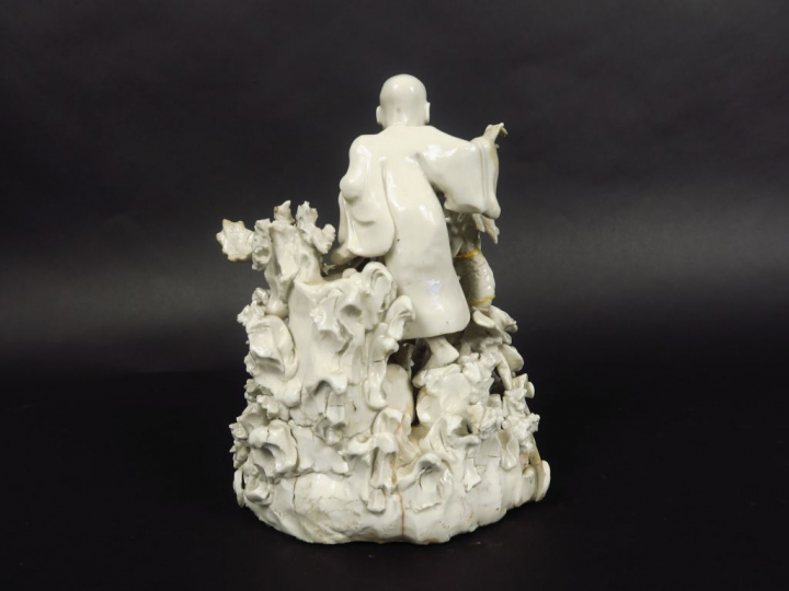 Groupe en porcelaine blanc-de-Chine représentant un sage apprivoisant 