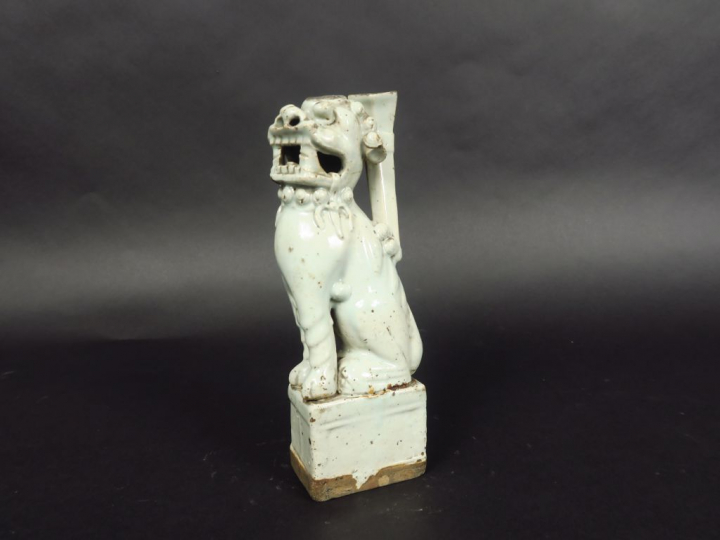 Groupe en porcelaine blanc-de-Chine représentant un sage apprivoisant 