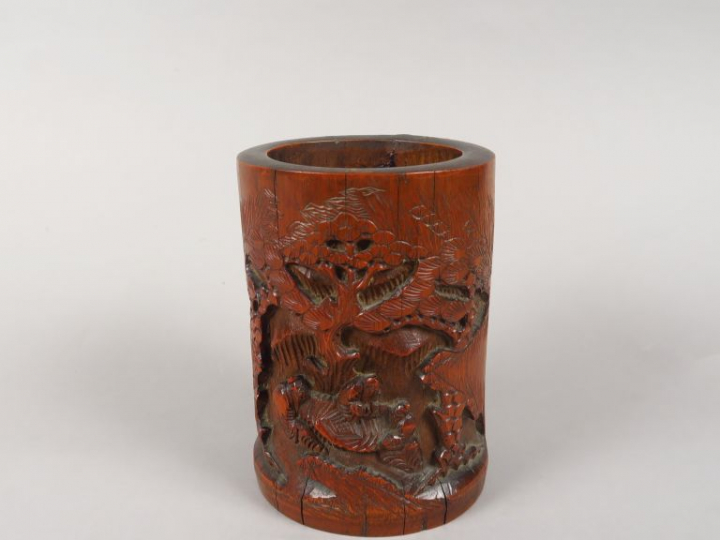 Porte-pinceaux, à décor sculpté de philosophes.  Chine, vers 1920. H. 