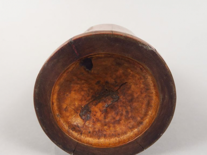 Porte-pinceaux, à décor sculpté de philosophes.  Chine, vers 1920. H. 