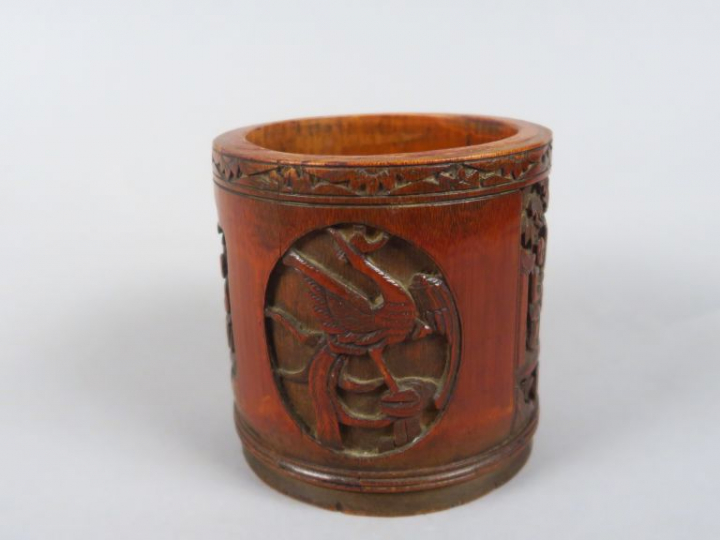 Pot à tabac en bambou, à décor sculpté de personnages et d'animaux en 
