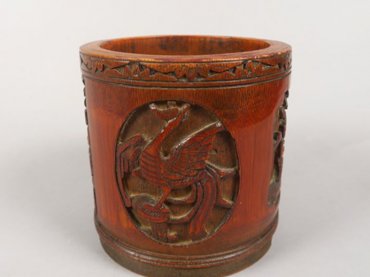 Pot à tabac en bambou, à décor sculpté de personnages et d'animaux en 
