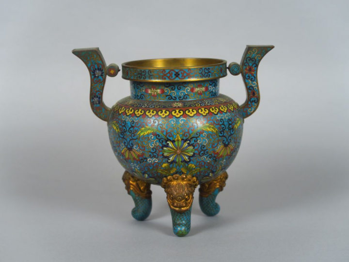 Brûle-parfum tripode en bronze et émaux cloisonnés, décor polychrome s