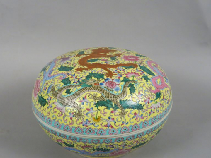 Boite couverte en porcelaine et émaux de la famille rose, décor sur fo