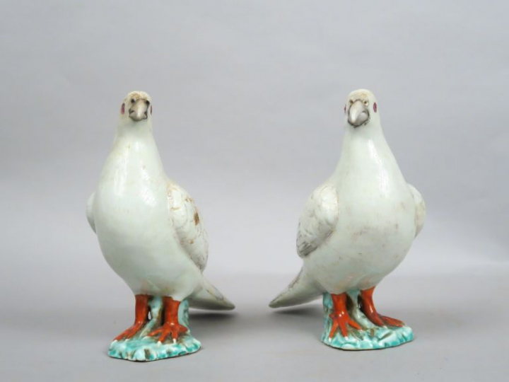 Couple de colombes en céramique émaillée blanc et corail. Chine, XIXèm