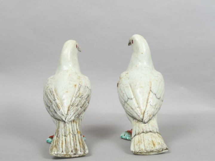 Couple de colombes en céramique émaillée blanc et corail. Chine, XIXèm