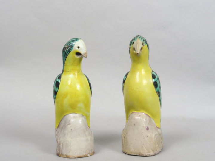 Couple de perruches en céramique et émaux de style famille verte. Chin