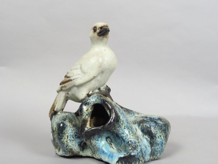 Sujet en céramique et émail bleu lavande représentant une colombe sur 