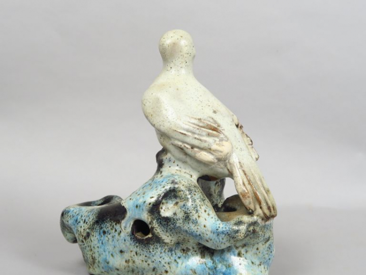 Sujet en céramique et émail bleu lavande représentant une colombe sur 