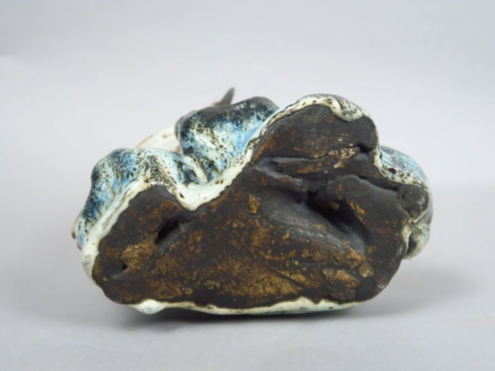 Sujet en céramique et émail bleu lavande représentant une colombe sur 