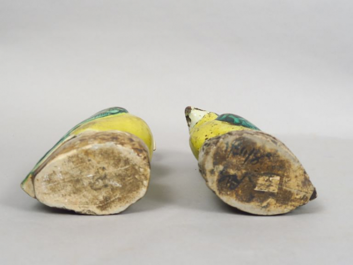 Couple de perruches en céramique et émaux de style famille verte. Chin