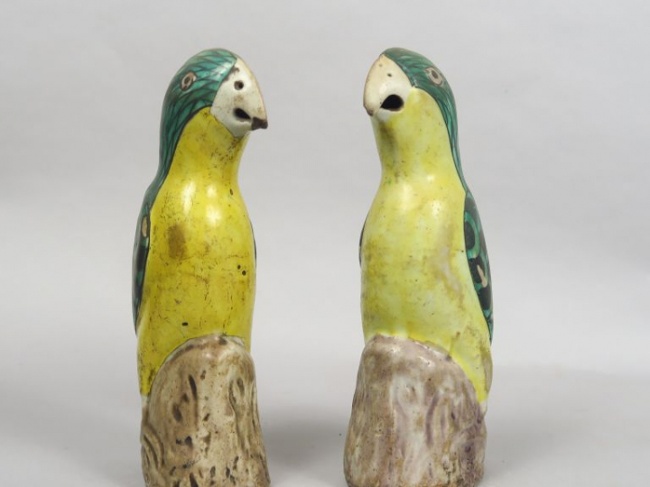 Couple de perruches en céramique et émaux de style famille verte. Chin
