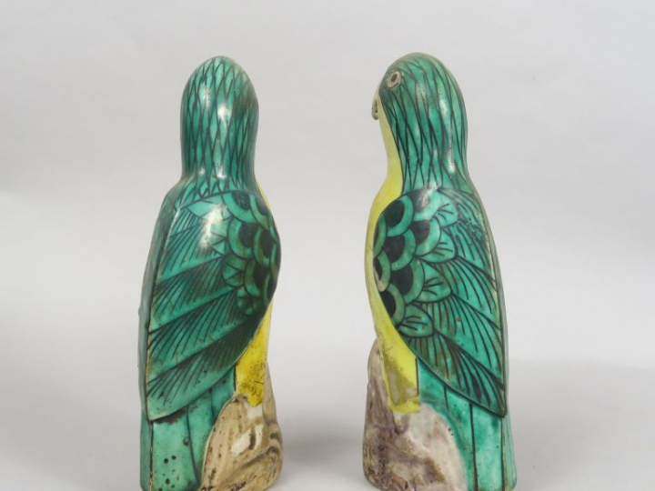 Couple de perruches en céramique et émaux de style famille verte. Chin