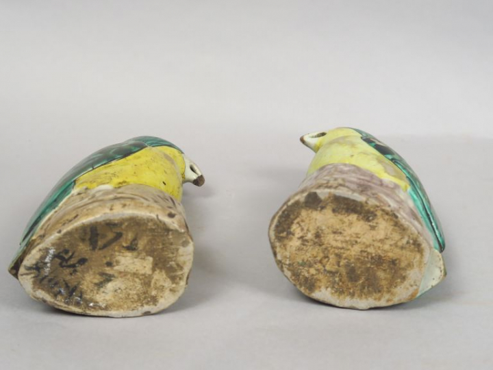 Couple de perruches en céramique et émaux de style famille verte. Chin