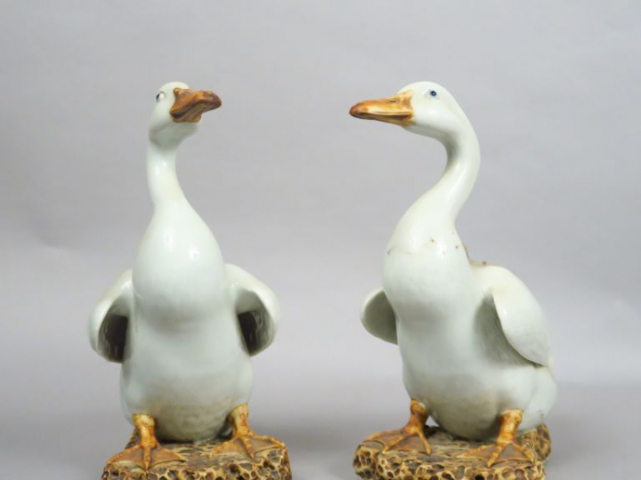 Couple d’oies en porcelaine blanche, représentées sur un rocher. Chine