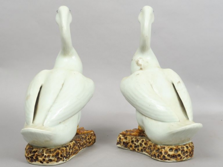 Couple d’oies en porcelaine blanche, représentées sur un rocher. Chine