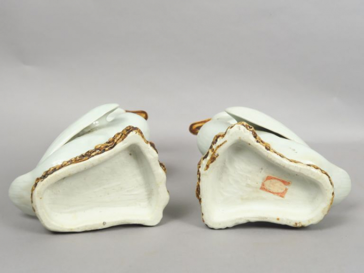 Couple d’oies en porcelaine blanche, représentées sur un rocher. Chine