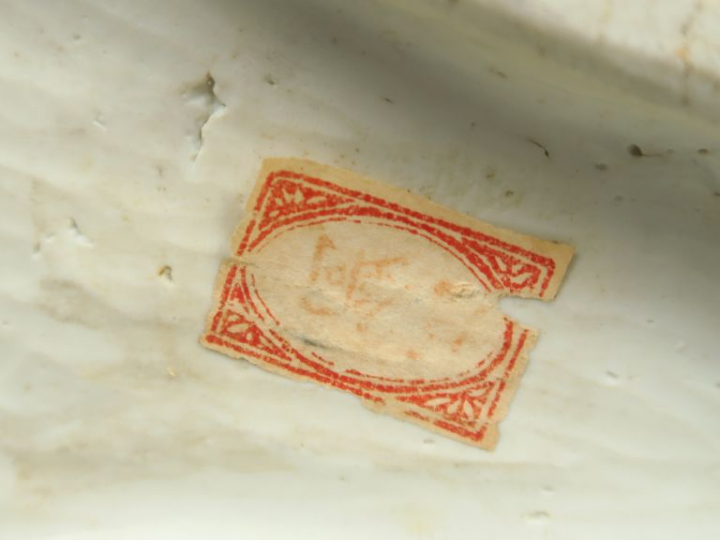 Couple d’oies en porcelaine blanche, représentées sur un rocher. Chine