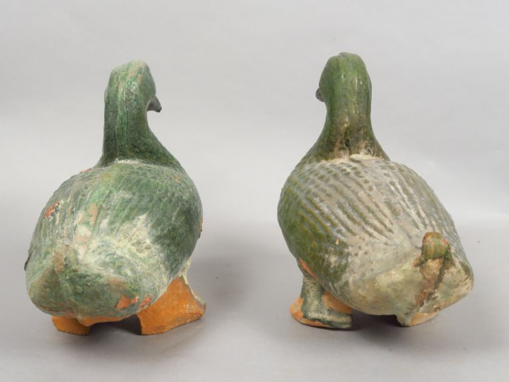 Couple de canards en terre cuite émaillée vert. Chine, Canton, fin XIX