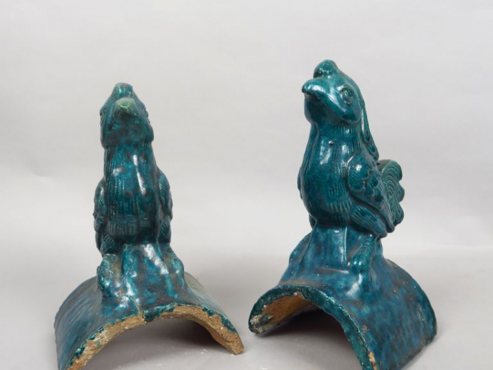 Paire de tuiles faitières en céramique émaillée bleue, représentant de