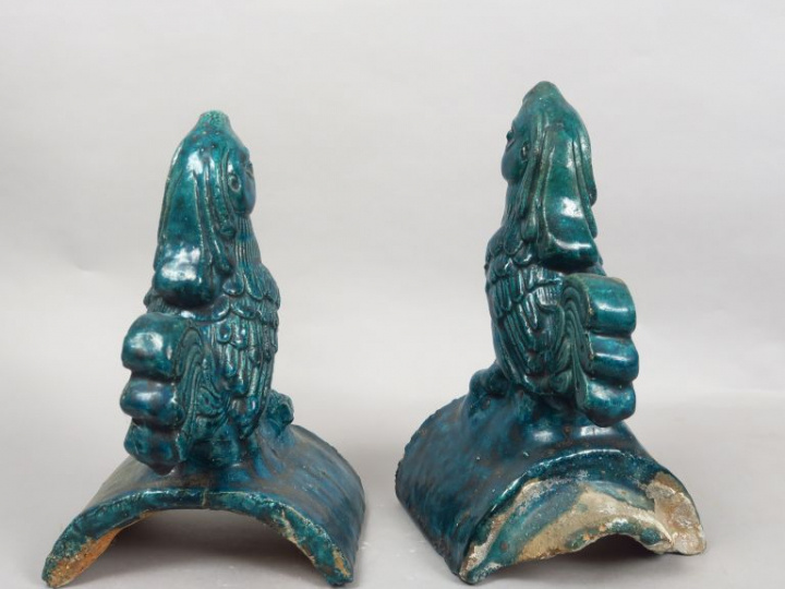 Paire de tuiles faitières en céramique émaillée bleue, représentant de