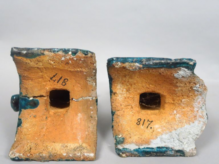 Paire de tuiles faitières en céramique émaillée bleue, représentant de