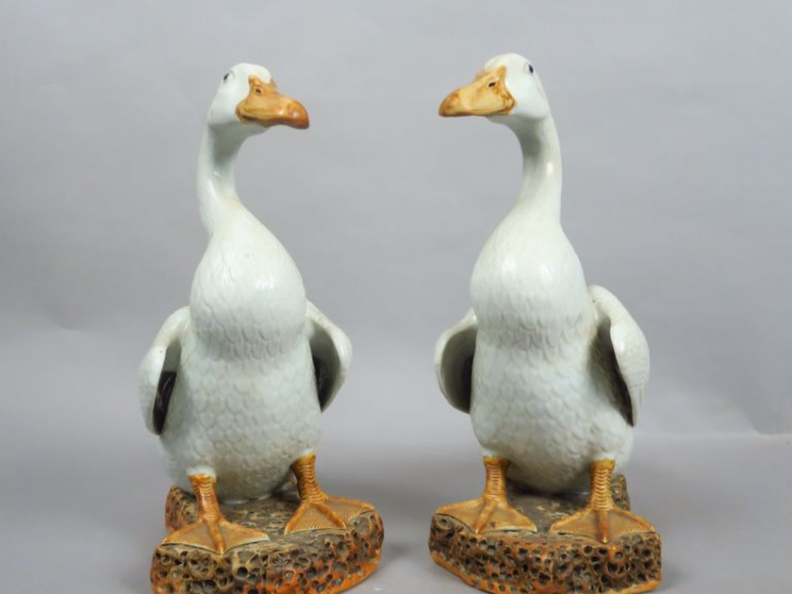 Couple d’oies en porcelaine blanche. Chine, XIXème siècle. H. 31,5 cm 