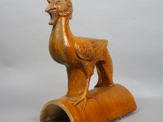 Vente aux enchères Tuile faitière en céramique émaillée ocre, représentant un phénix. Chi
