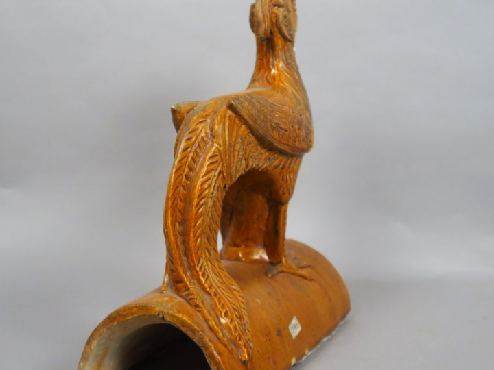 Tuile faitière en céramique émaillée ocre, représentant un phénix. Chi
