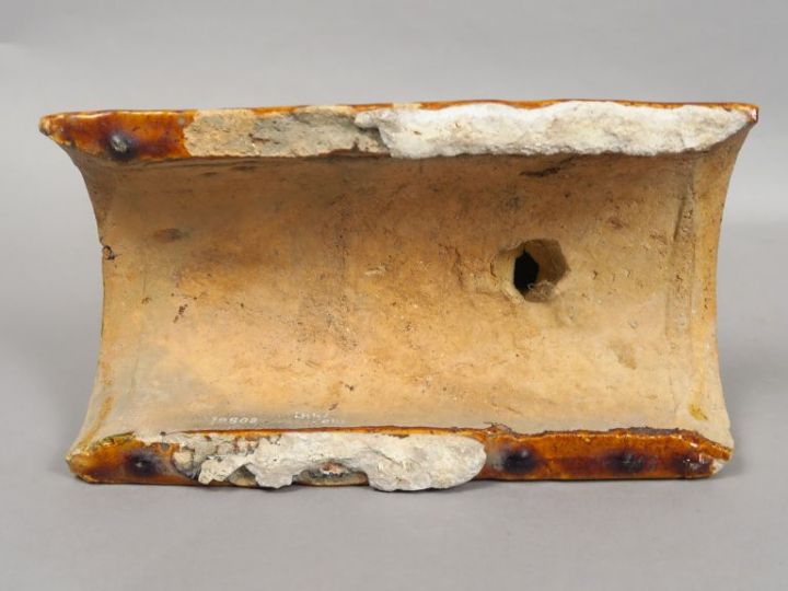 Tuile faitière en céramique émaillée ocre, représentant un phénix. Chi