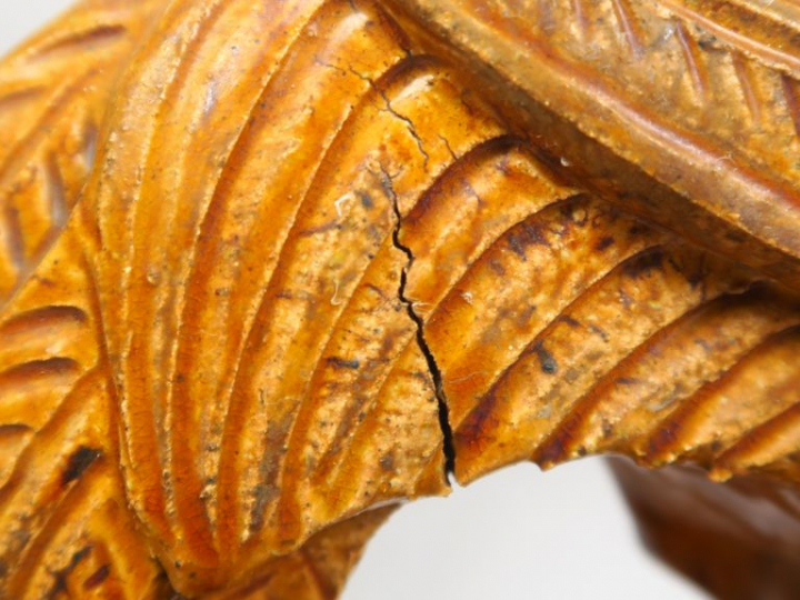 Tuile faitière en céramique émaillée ocre, représentant un phénix. Chi