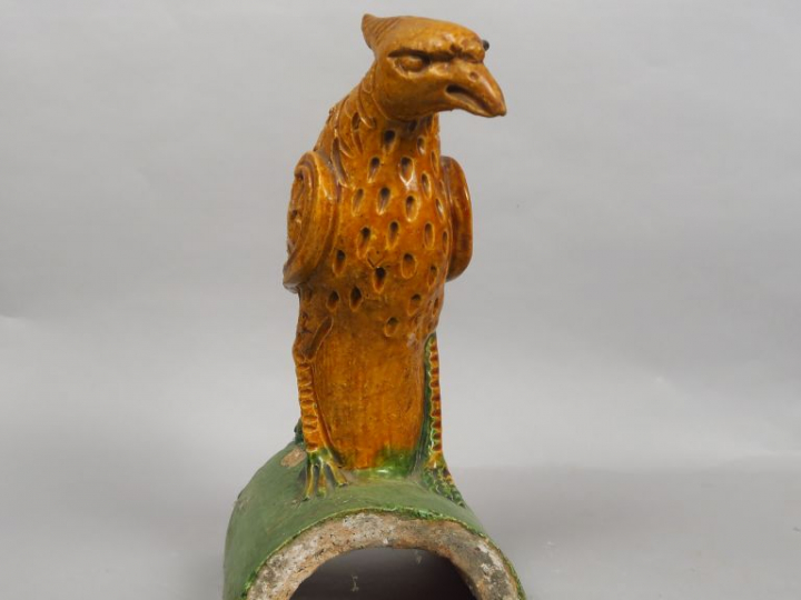 Tuile faitière en céramique émaillée ocre et vert, représentant un phé