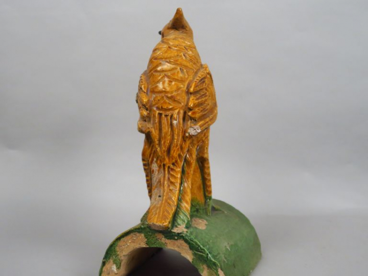 Tuile faitière en céramique émaillée ocre et vert, représentant un phé