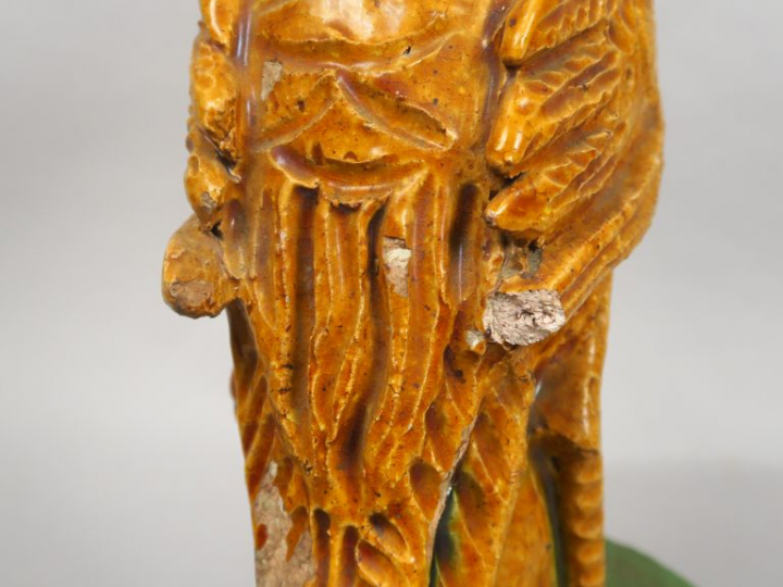 Tuile faitière en céramique émaillée ocre et vert, représentant un phé