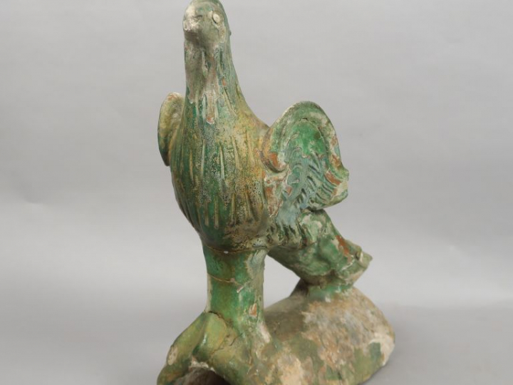 Tuile faitière en céramique émaillée vert, représentant un phénix. Chi