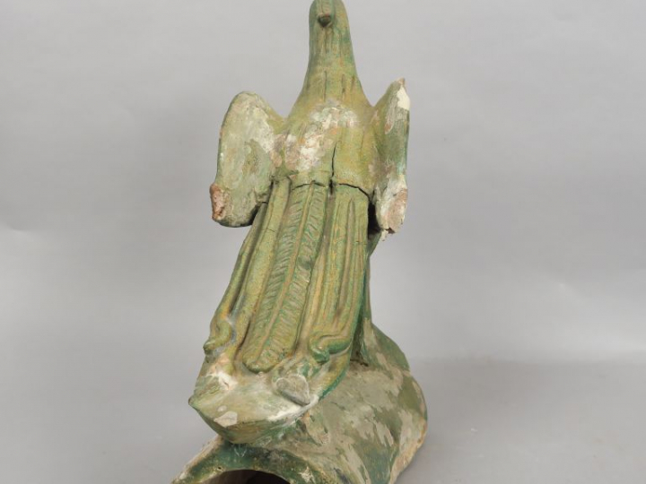 Tuile faitière en céramique émaillée vert, représentant un phénix. Chi