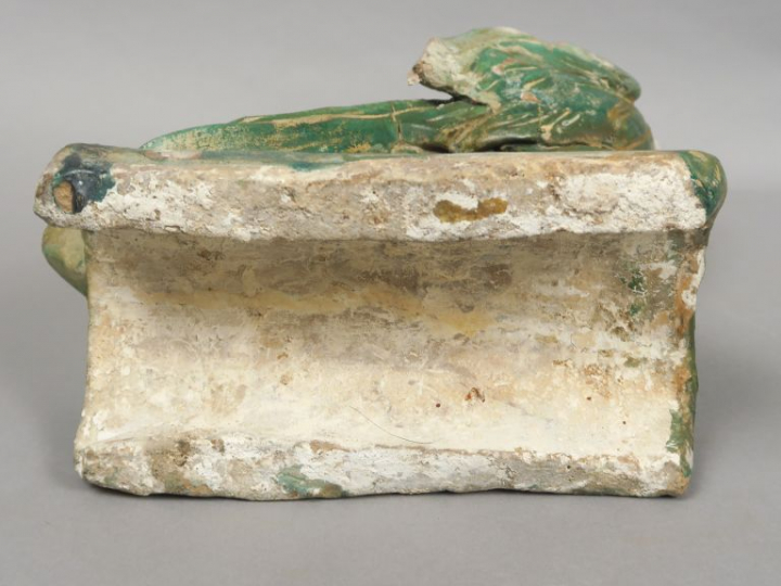 Tuile faitière en céramique émaillée vert, représentant un phénix. Chi