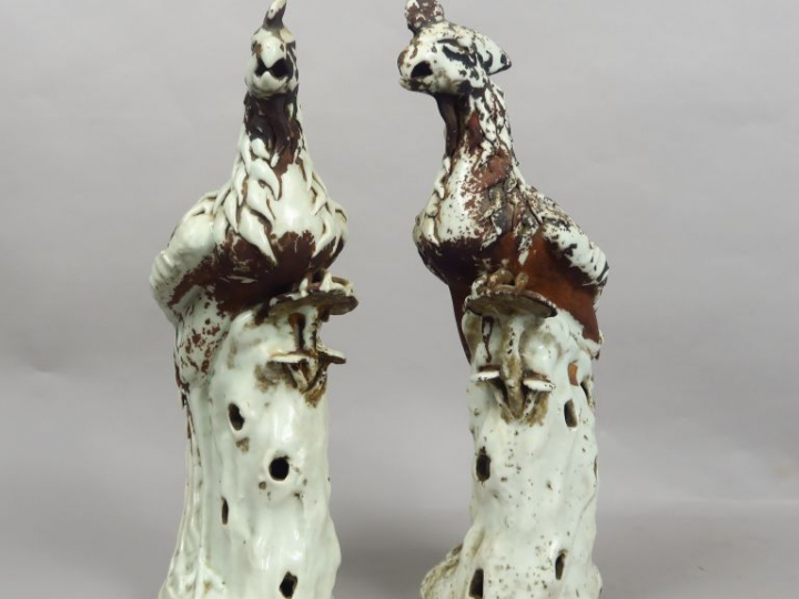 Couple d’oiseaux fohang en porcelaine blanche partiellement laquée. Ch