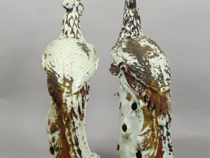 Couple d’oiseaux fohang en porcelaine blanche partiellement laquée. Ch
